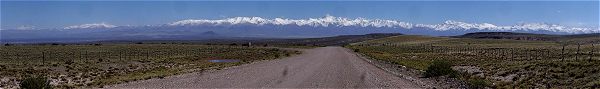 Het panorama van de Andes vanaf de Ruta 40 richting Tupungato